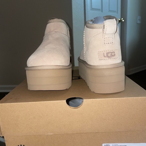 Classic 
Ultra Mini Ugg 
Sand 
Size 8 
Never worn
New with tags and box - Picture 3 of 8